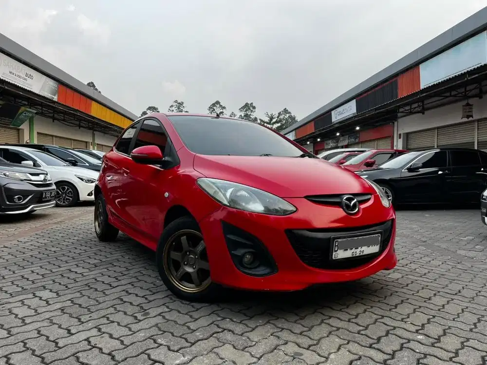 15JT MAZDA 2 R HB AT 2011 RED EDITION RARE !!
