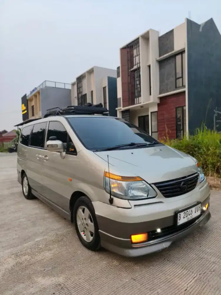 Jual mobil nisan serena