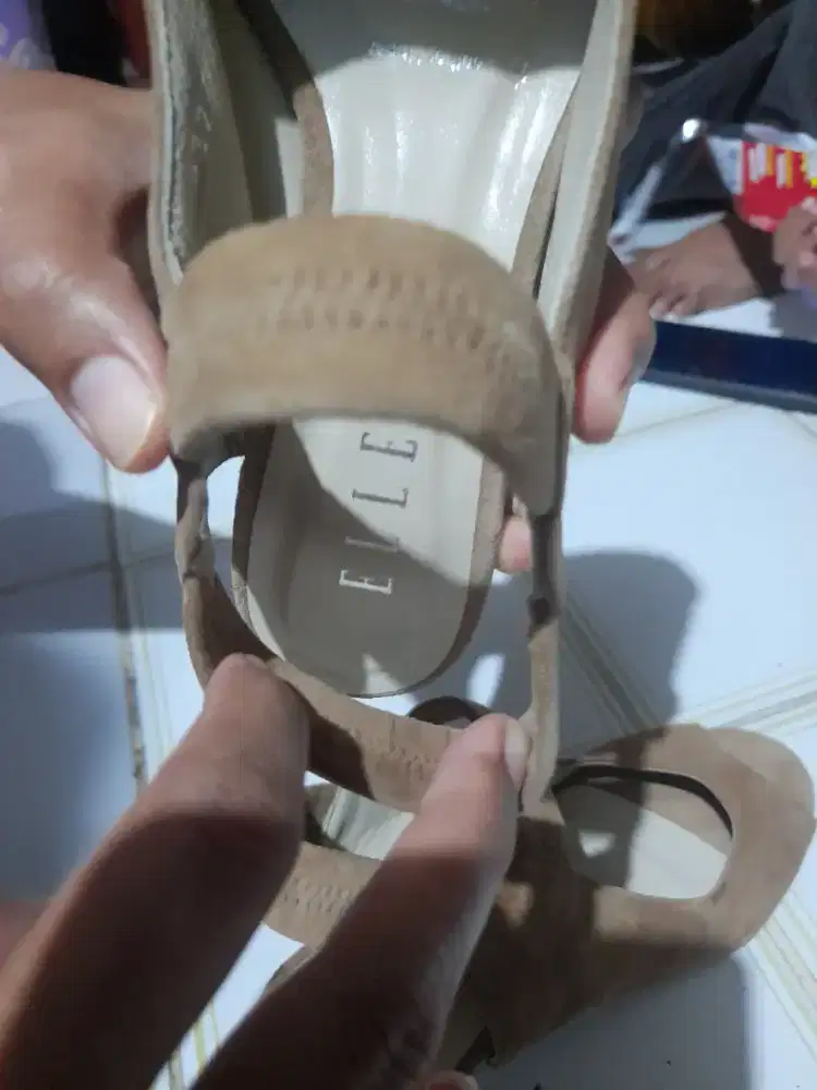 sepatu wanita merk Elle dan Clarks
