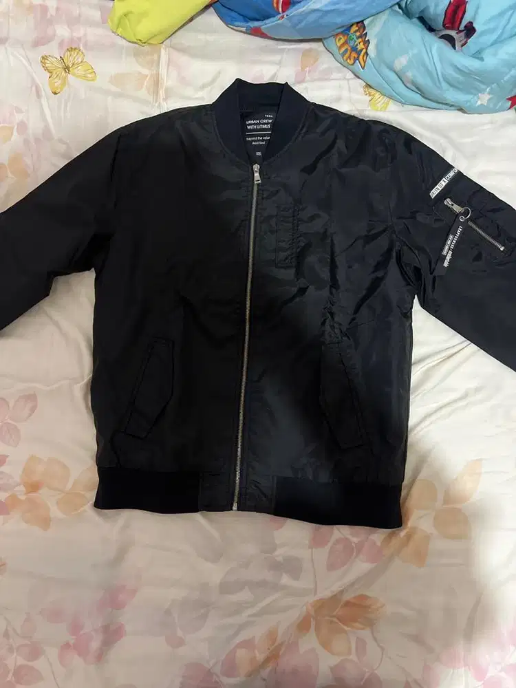 jaket bomber hitam