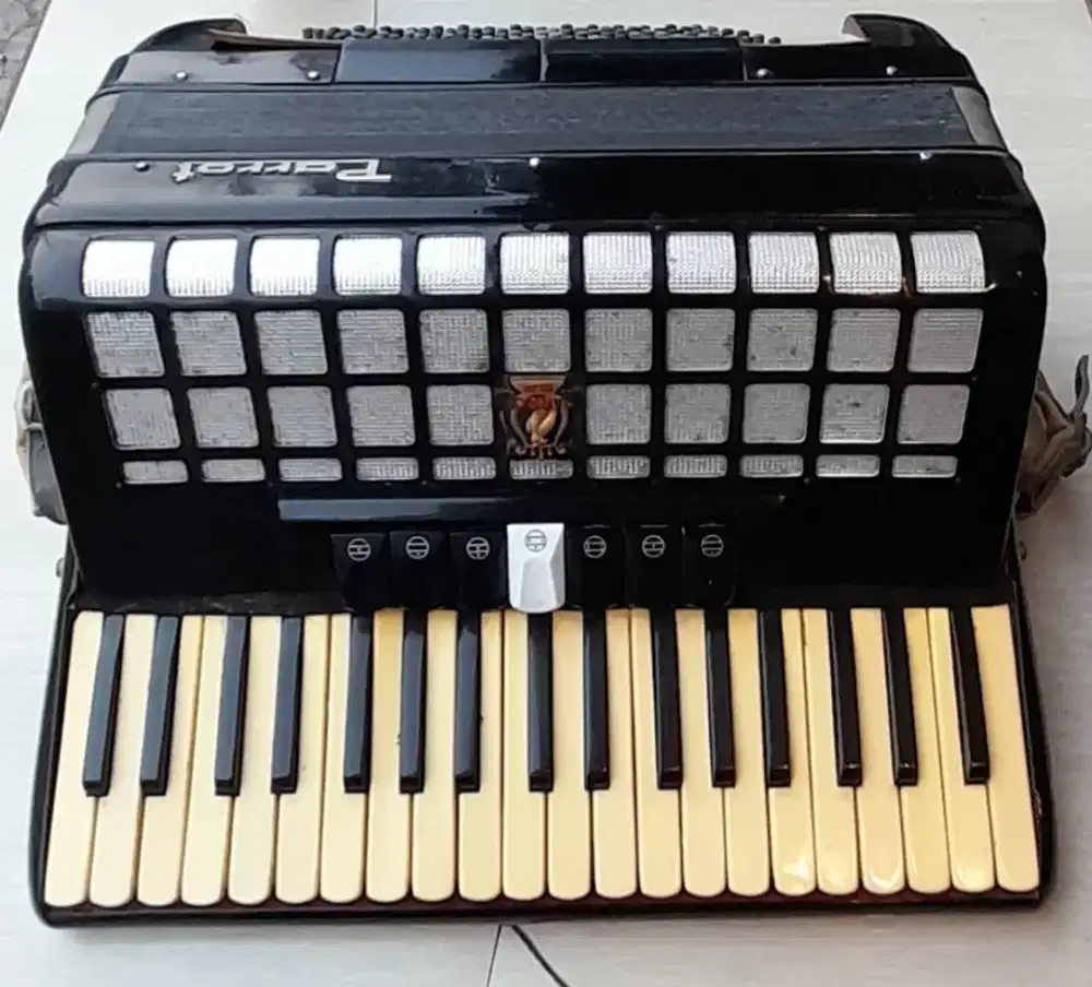Akordeon piano merek parrot