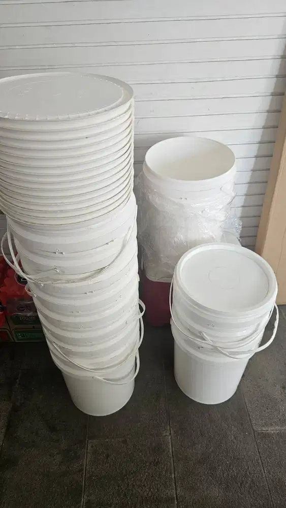 Ember Plastik 20 Liter Putih Polos Dengan Tutup (14 buah)