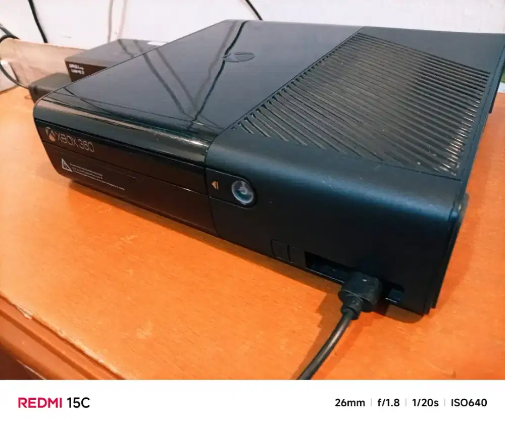Xbox 360e slim mulus + 5games