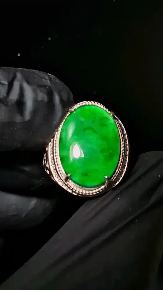 Cincin Batu Giok Natural
Jadeite Jade Type A
Dim 18.8 x 13.5 x 3.2mm