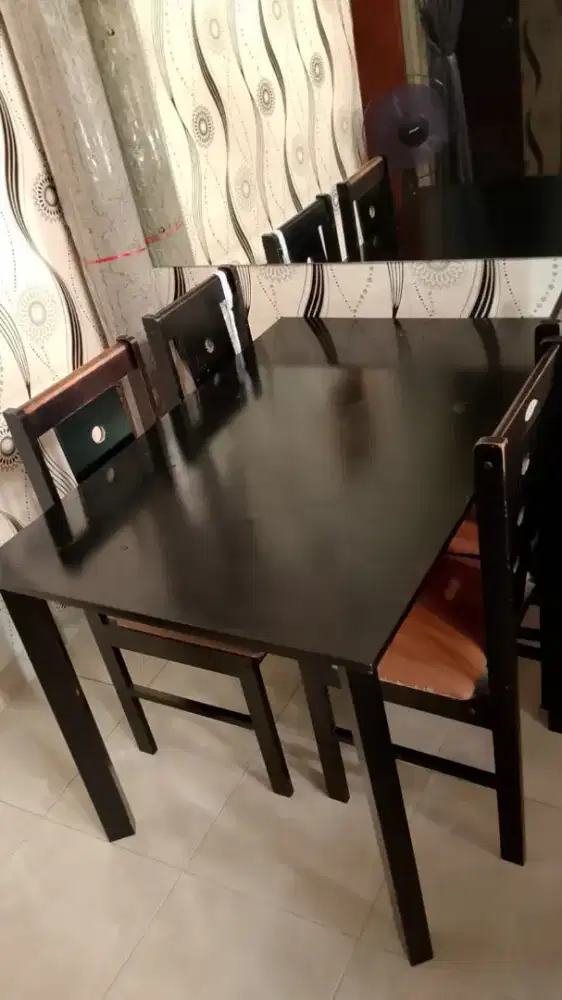 Meja makan kursi 4