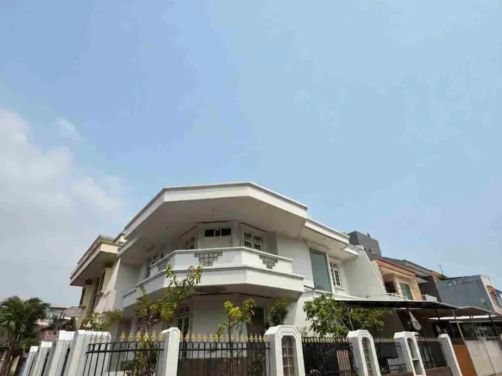 Dijual Rumah Citra Garden 2.
LT/LB: 240m / 300m.