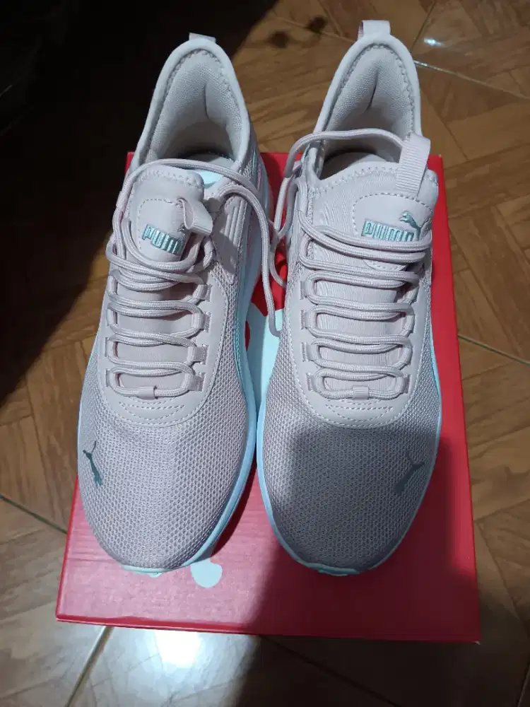 Dijual sepatu olahraga like new merek puma