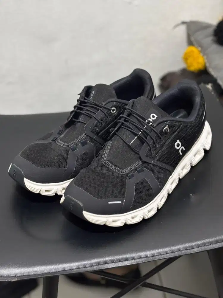 ON Cloud Men Sneakers Running Shoes Sepatu Pria Hitam Putih size 42