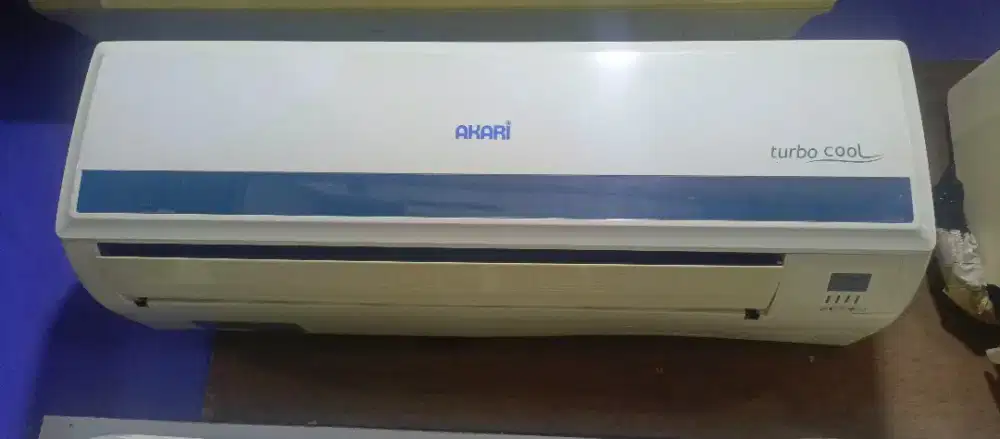 Unit AC split dan pemasangan AC merk Akari dingin bagus bergaransi