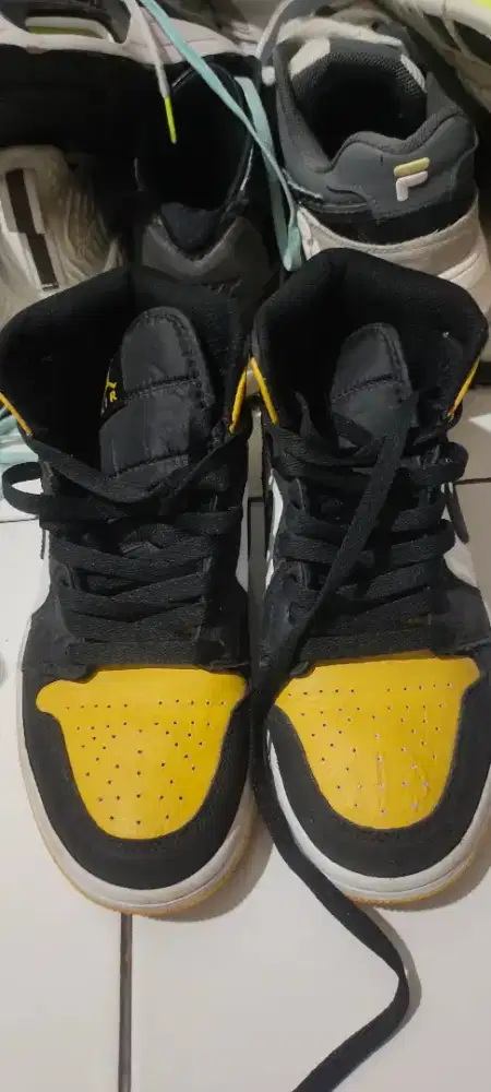 Sepatu Thrifting Nike air Jordan mid SE yellow size  40