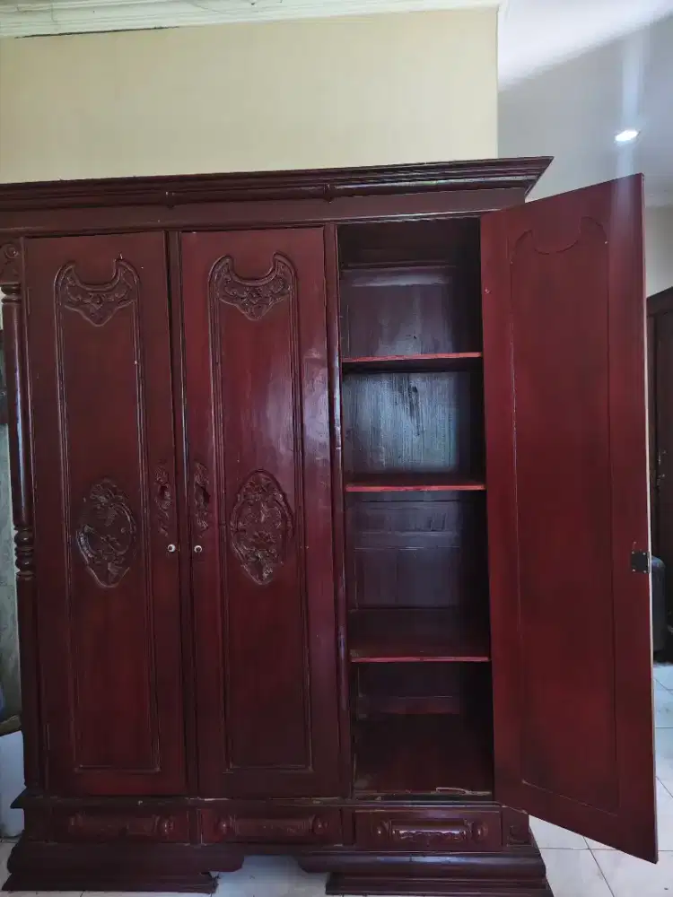 LEMARI JATI TUA