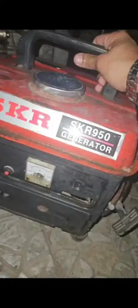 Genset 950W hidup. minus debu lama di gudang