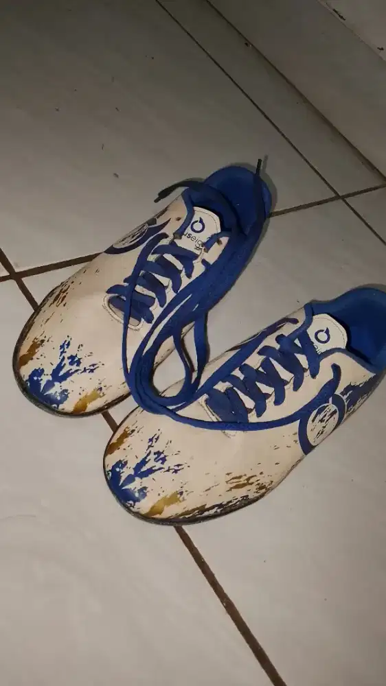 Sepatu futsal biru