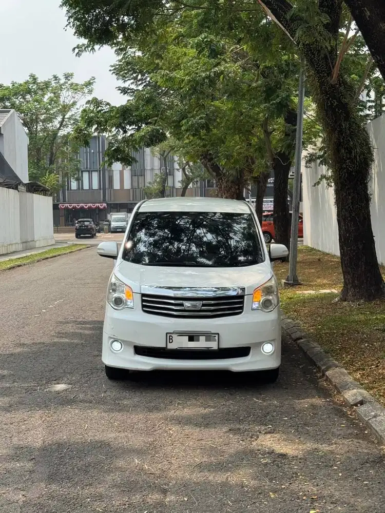 Toyota Nav1 2.0 V AT 2013 WHITE