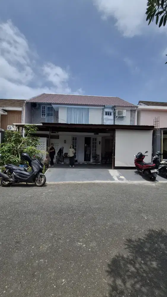 Rumah keren lantai 2 tengah kota