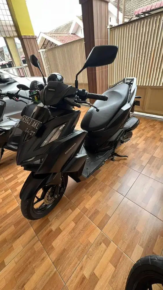 Vario 160 tahun 2022 warna hitam