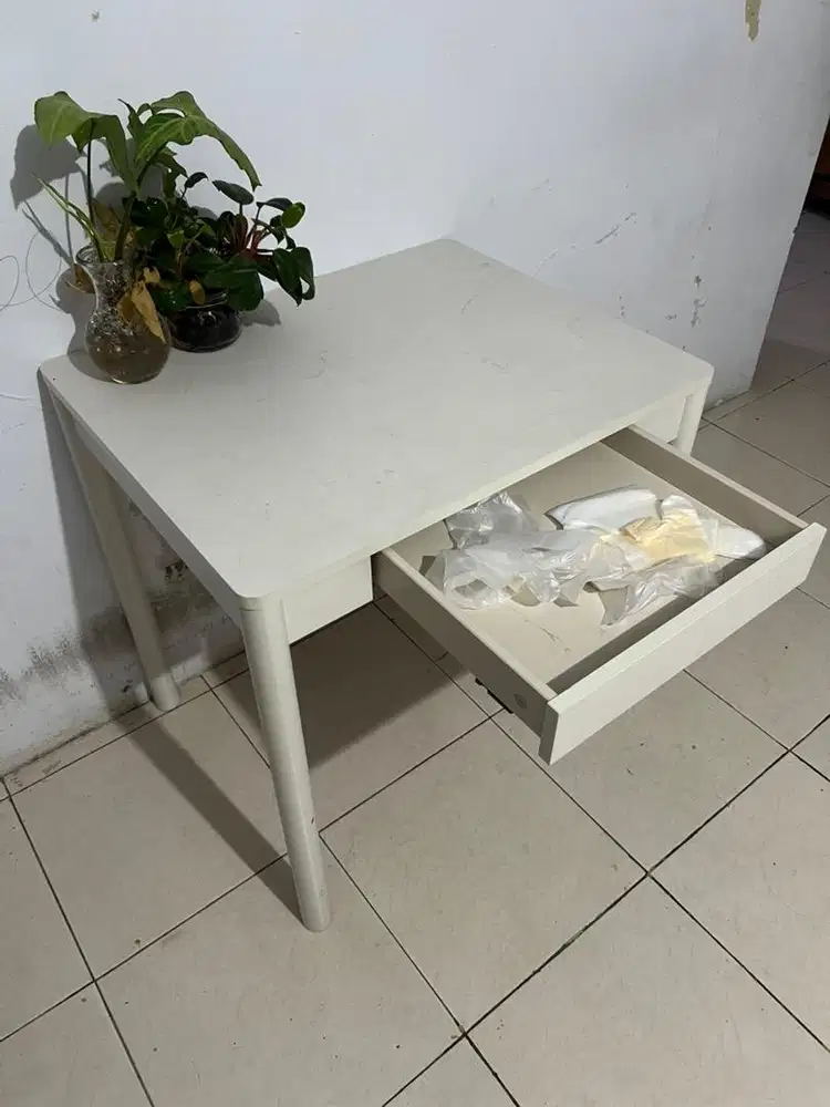 Meja IKEA Putih dengan Laci – Pulomas