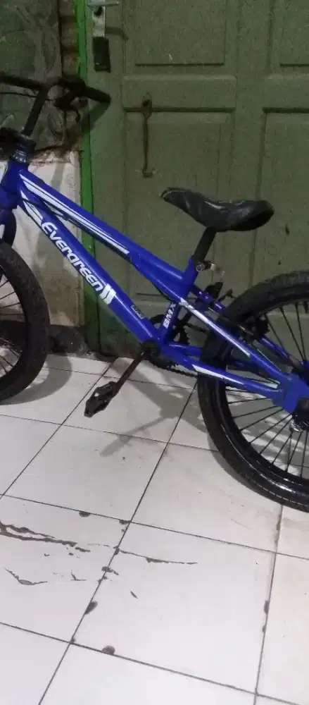 Sepedah BMX dijual murah.