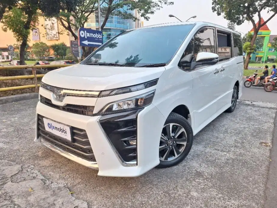 LOW DP Toyota Voxy 2.0 Bensin-AT 2021 VOQ