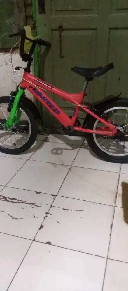 Dijual sepedah BMX untuk anak.