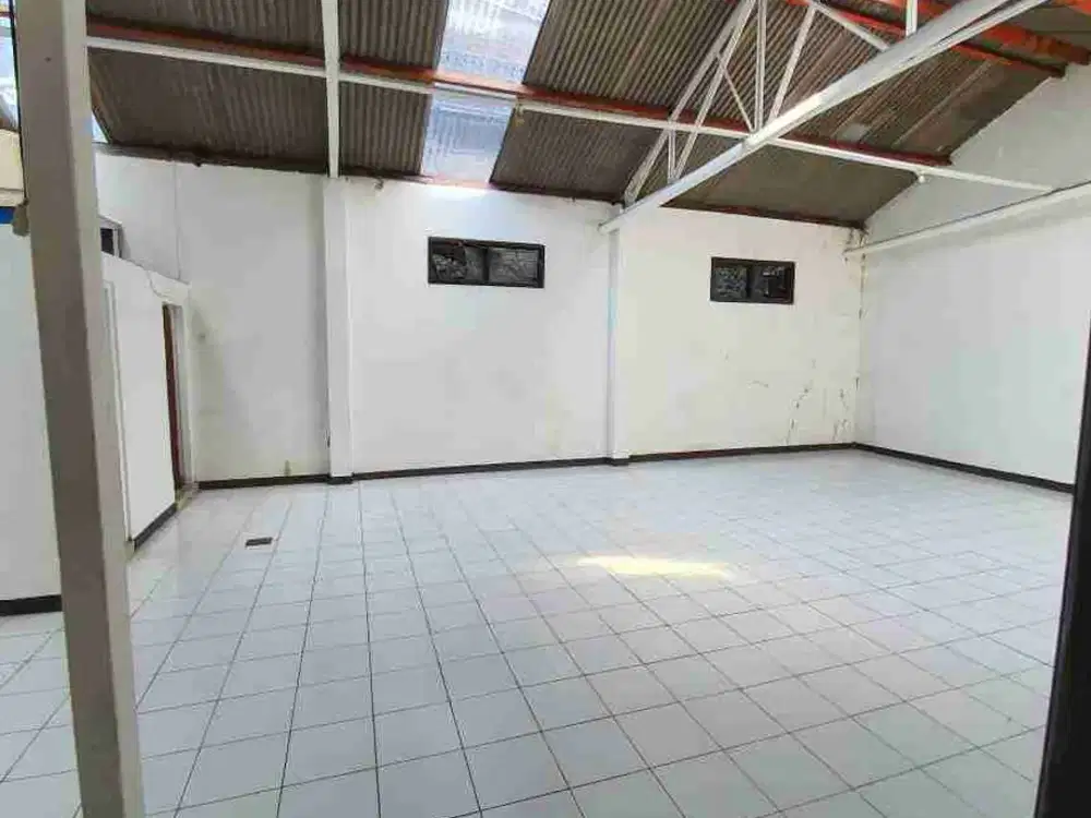 Dijual/Disewakan rumah di Kopo Permai Bandung, LT 212m² LB 160m², 3 KT, 2 KM, gudang luas, cocok untuk usaha. Jual Rp1,6 M nego atau sewa Rp50 jt/tahun.