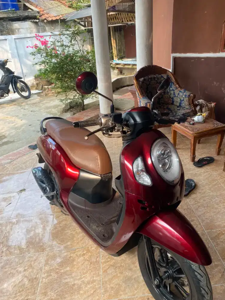 Scoopy 2022 warna asli merah