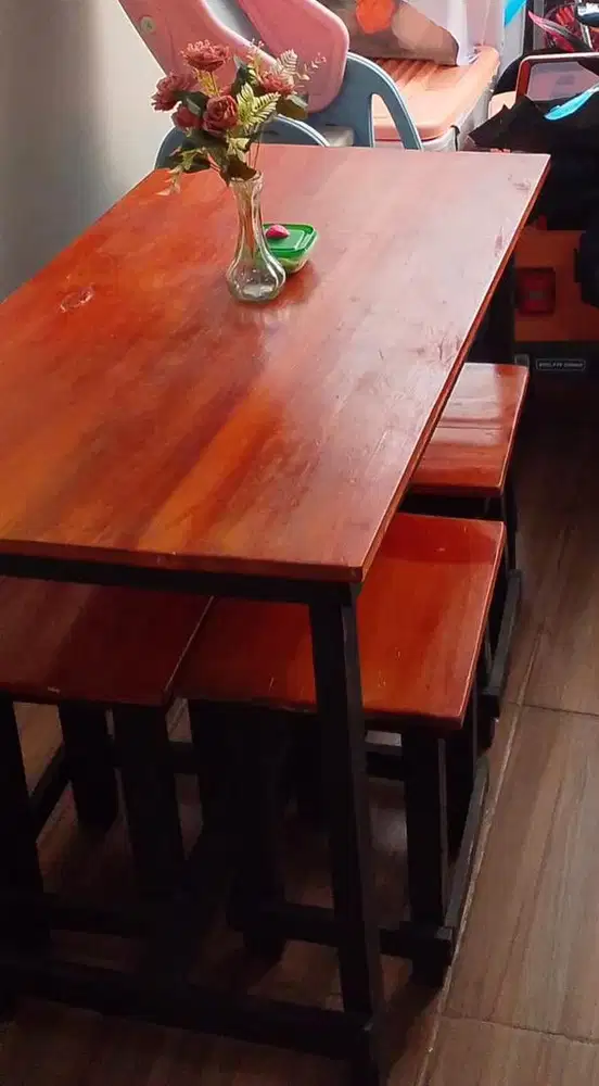 Meja dan kursi jualan