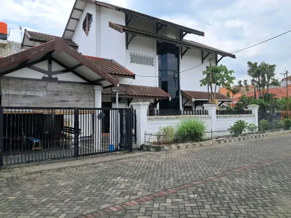 For Sale Rumah Besar Hook Manyar Tirtoasri
