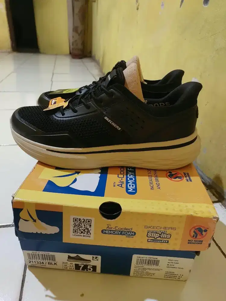 SEPATU SKEACHERS SLIP INS NAVARRO