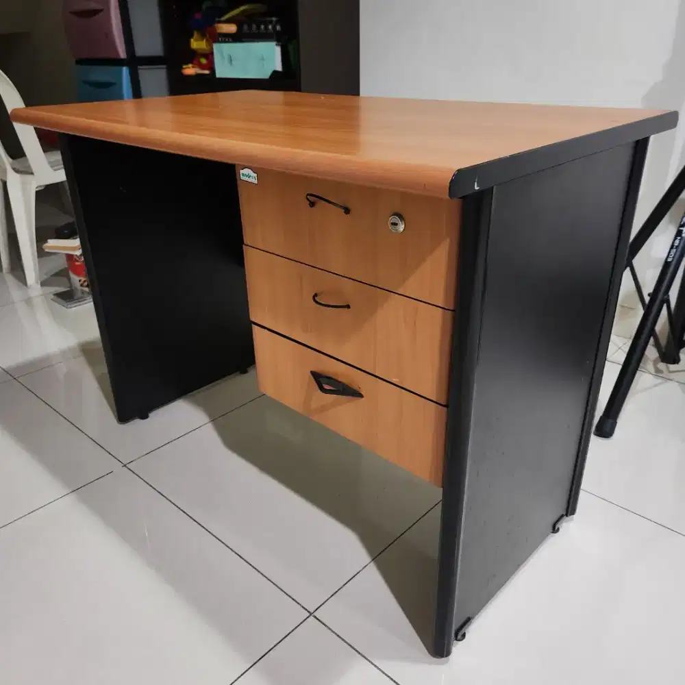 Meja kerja kantor belajar merk modera