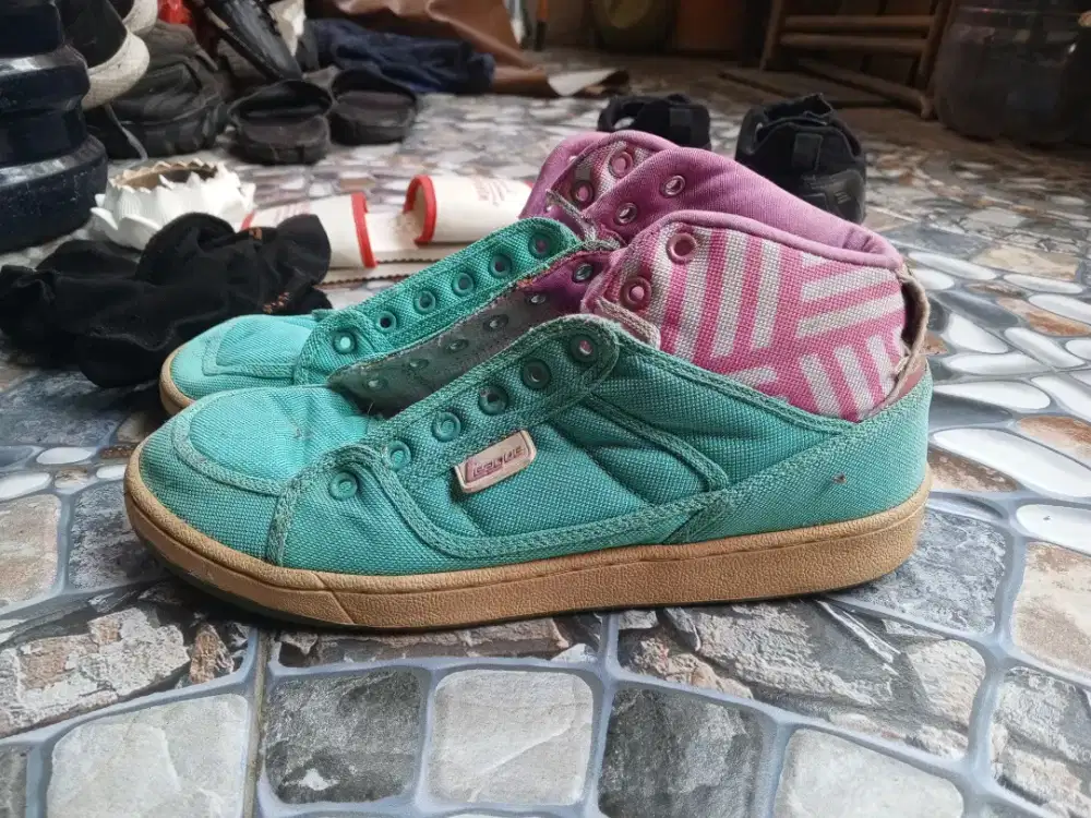 sepatuu bekas sayang engga kepake