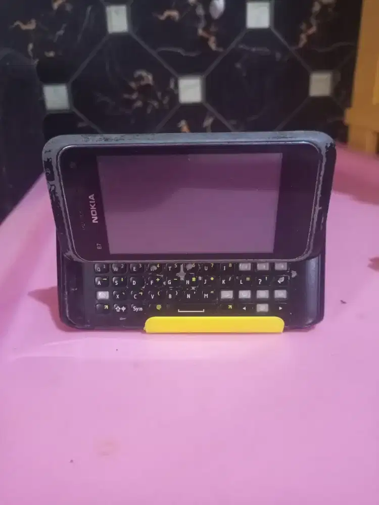 Nokia E-7 masih nyala (bahan)