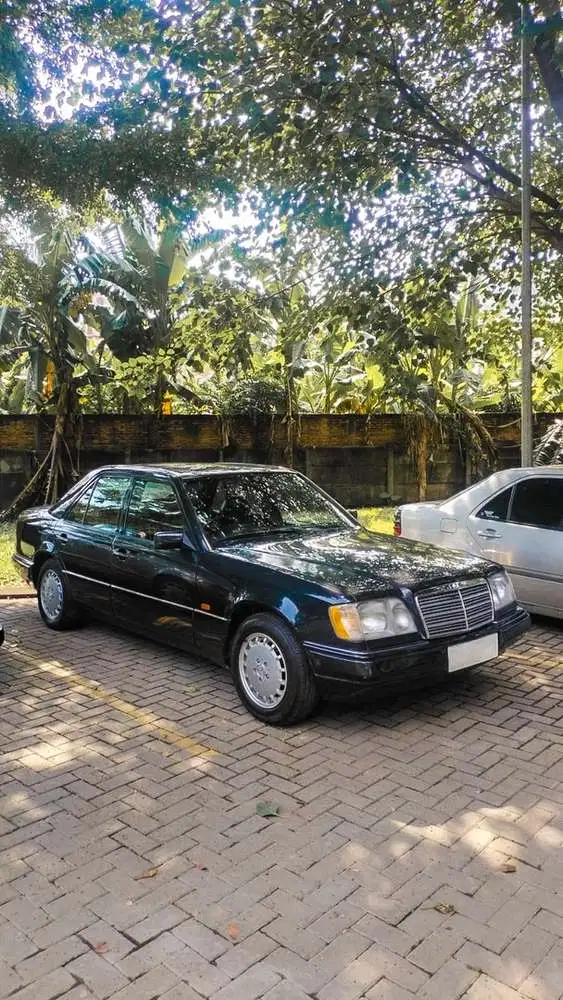 Mercedes-Benz W124 E320 1995 Dogleg