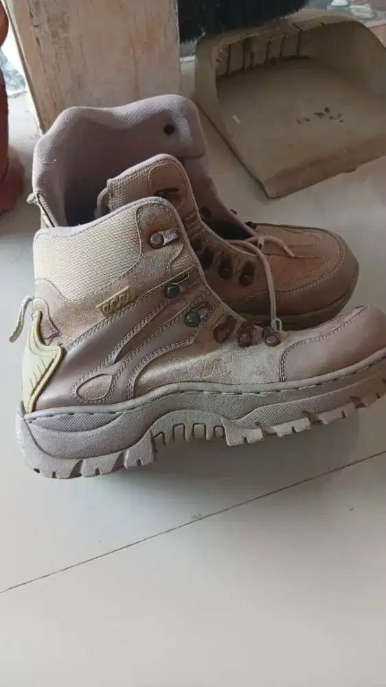 Sepatu safety pria