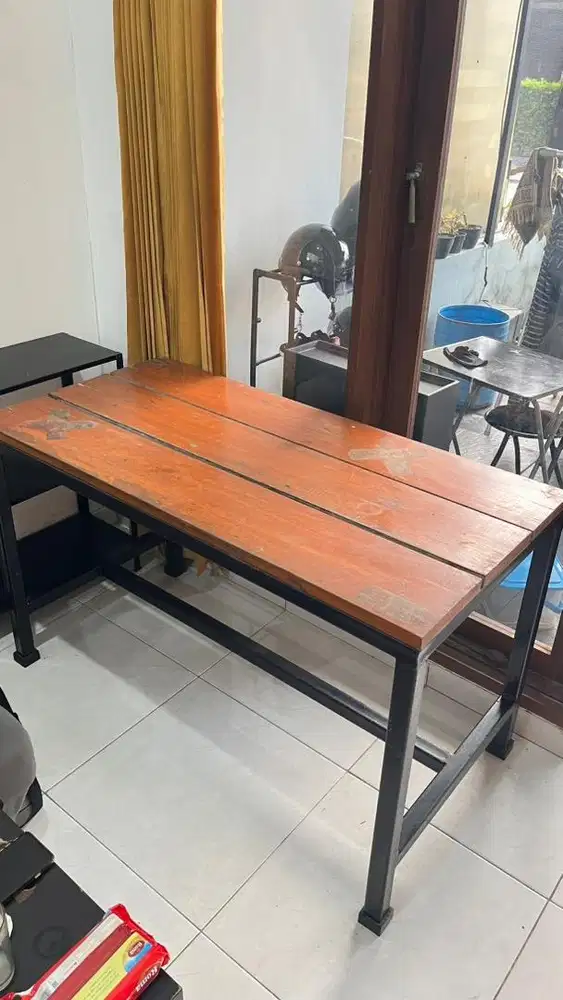Meja kayu besi holo kokoh kuat