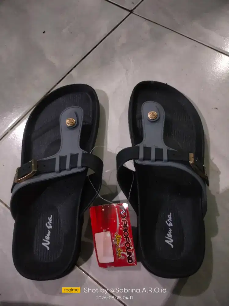 Sandal New Era series profound Baru warna hitam size 39 jual murah aja