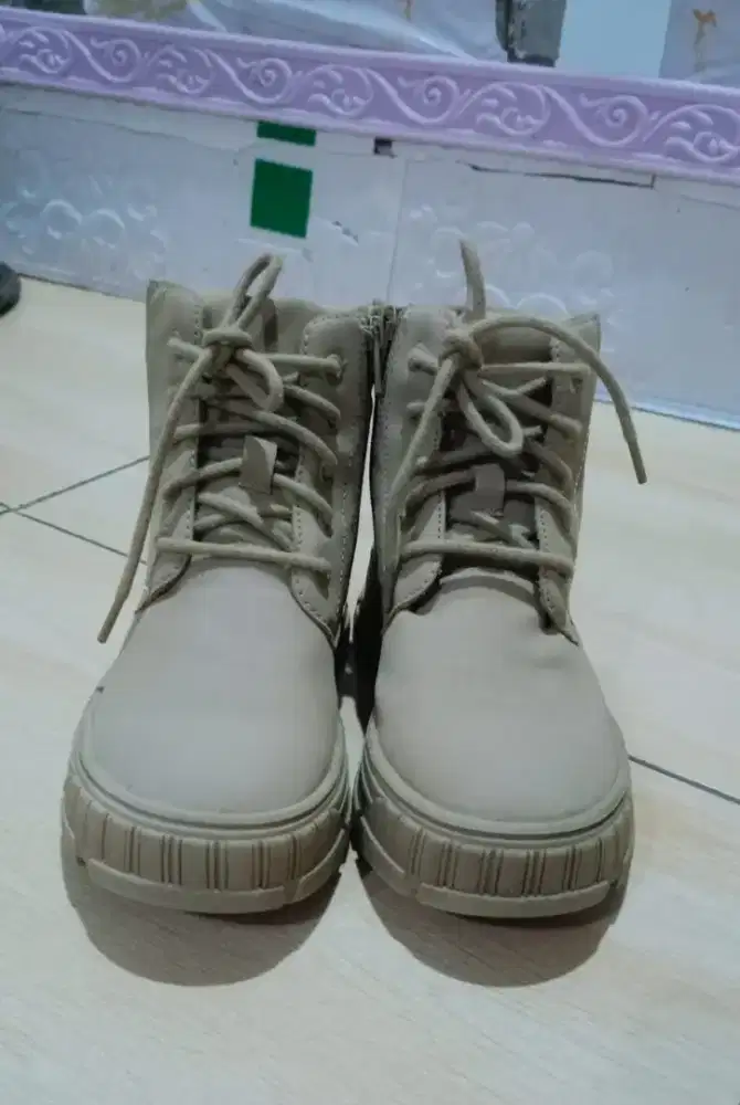 ZARA BOOTH KIDS SIZE 31