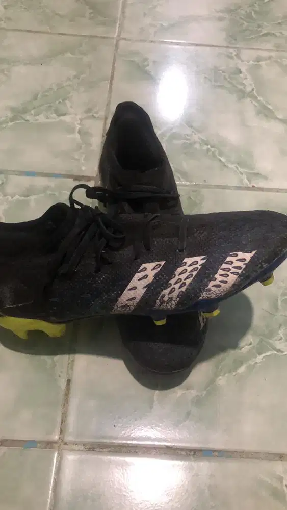 Sepatu bola predator