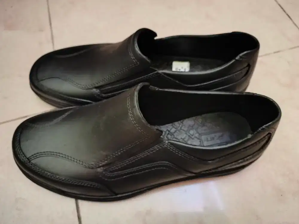 Pantofel Polos Hitam Sepatu Pria