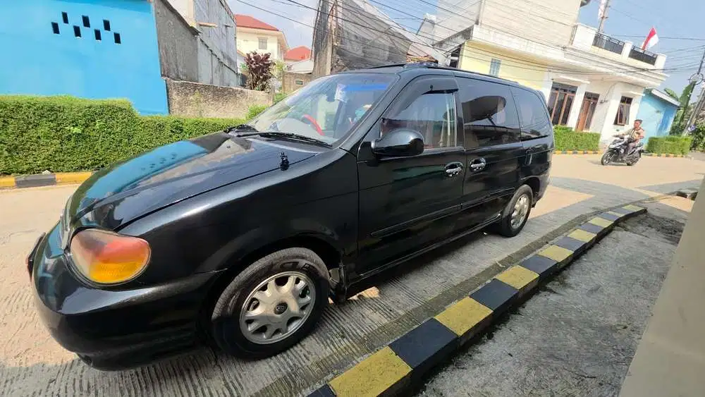 DI JUAL MOBIL NYAMAN KIA CARNIVAL 2.5L TH 2000 WARNA HITAM GENAP SIAP