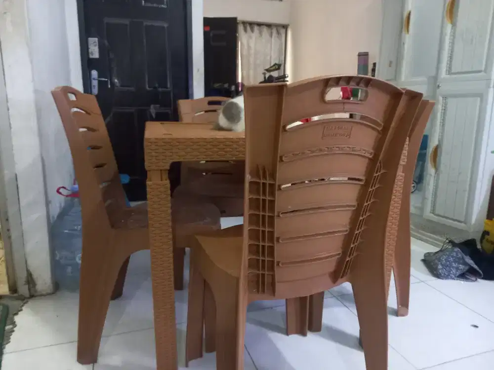 Meja mkn rotan plastik