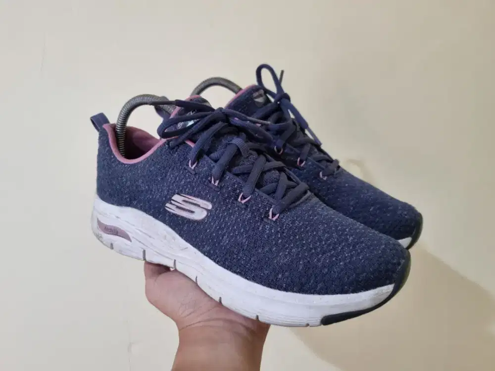 Sepatu Skechers Arch Fit Women