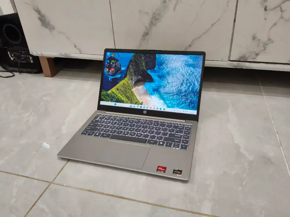 laptop hp ryzen 5 7530U 8/512GB kondisi mulus like new