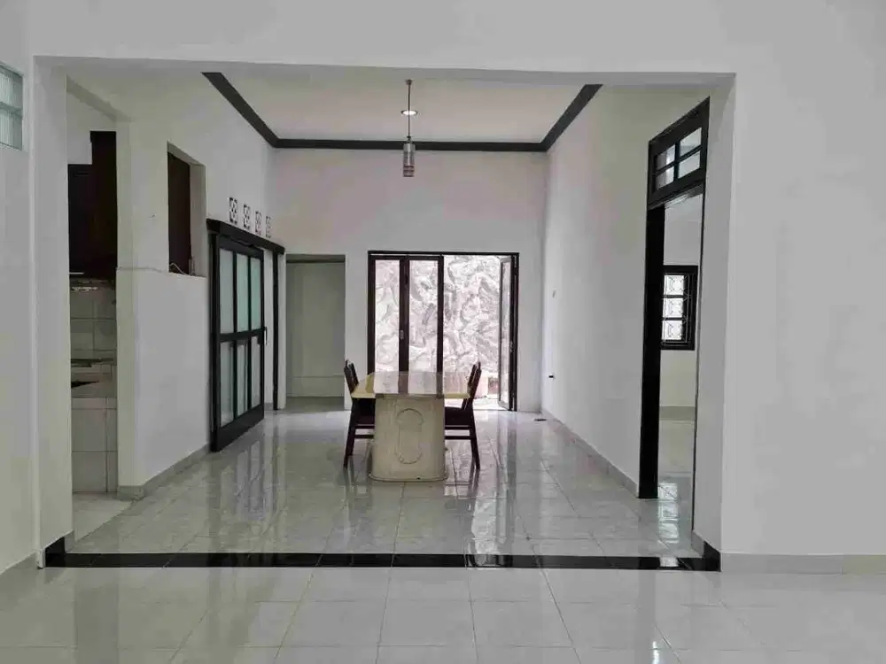 Dijual Rumah Asri, Halaman Luas di BSI, dkt Toll Summarecon
