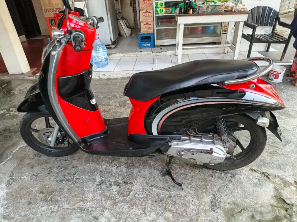 Scoopy 2012 hitam merah