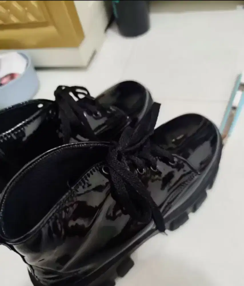 Sepatu dan baju atasan