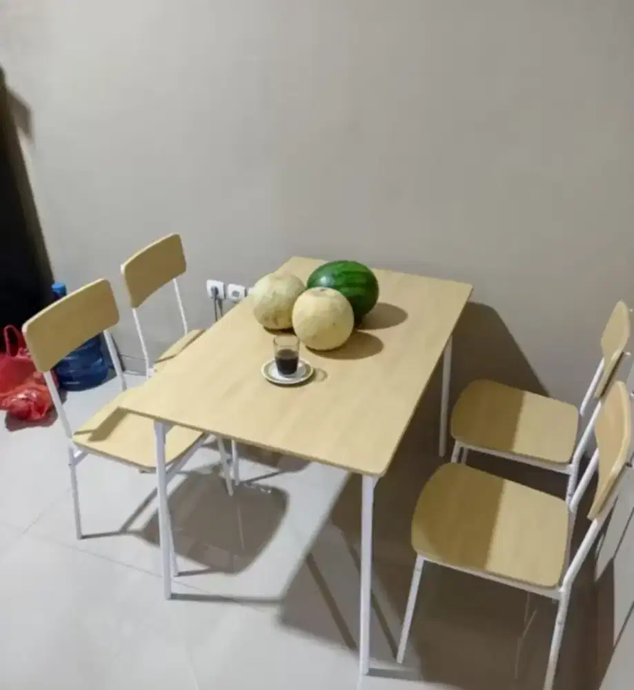 Meja makan minimalis