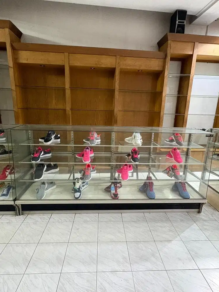 Etalase dan rak bekas kondisi sesuai foto