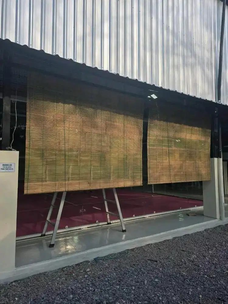 Tirai lengkap untuk tampias hujan dan penghalang matahari