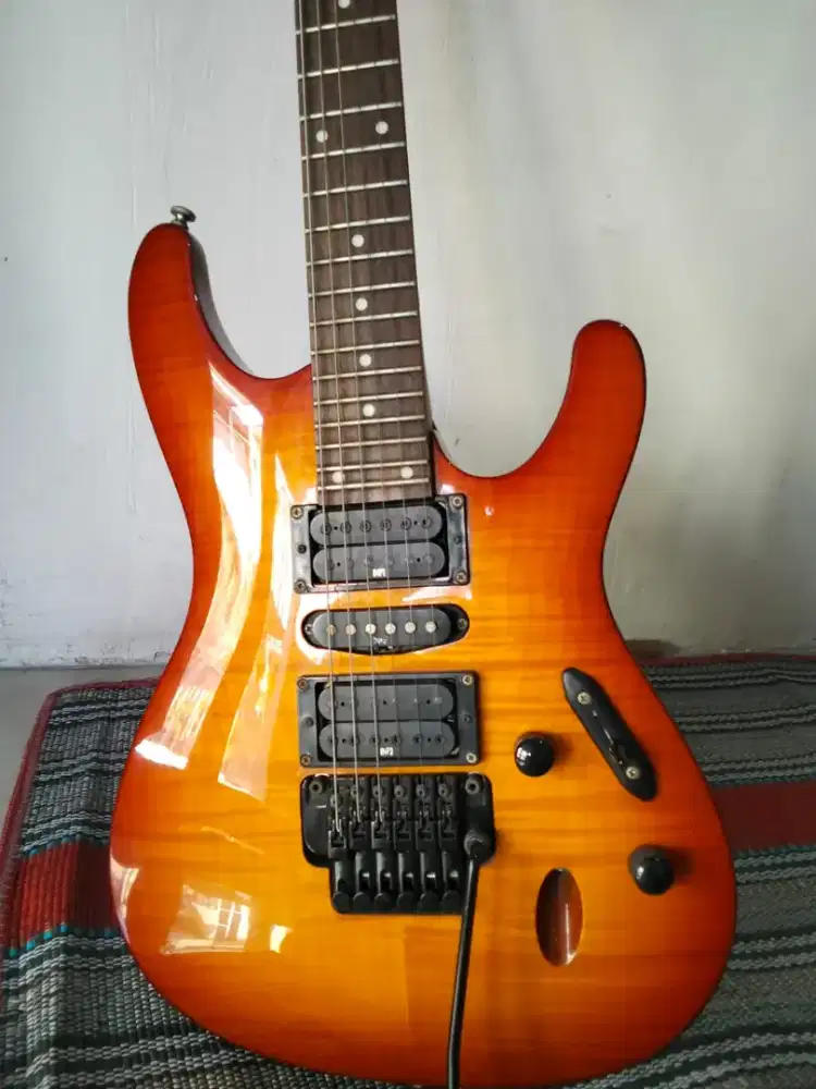 Gitar elektrik berfungsi dengan baik dan normal